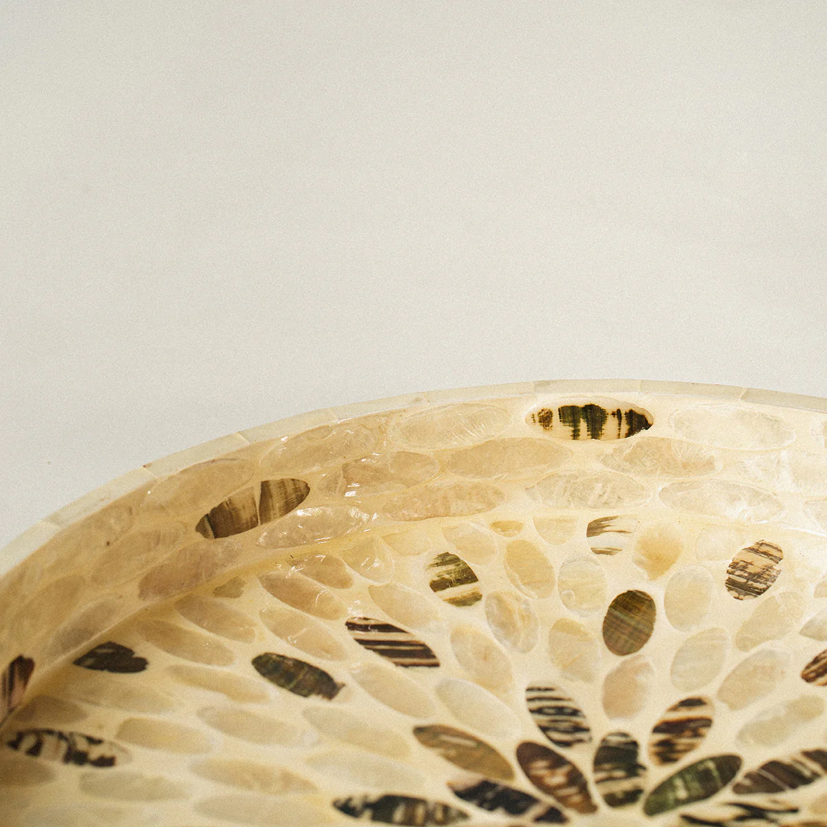 Floral Mother of Pearl Wicker Tray Set of 3 - Image 9